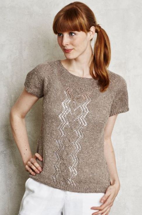T-shirt med hålmönsterbård i Permin Scarlet