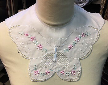 Broderad Krage storlek XS