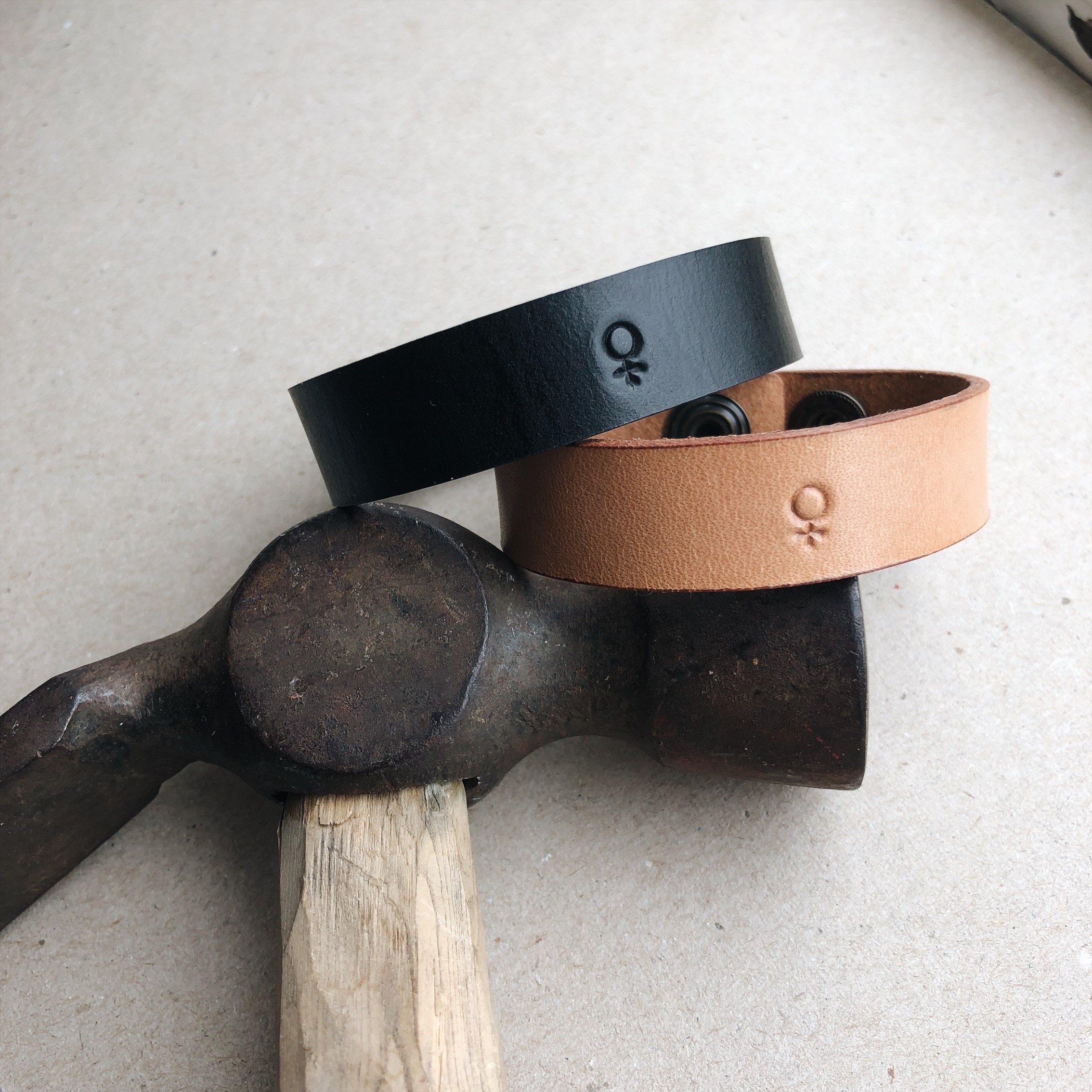 Armband i läder med liten kvinnosymbol