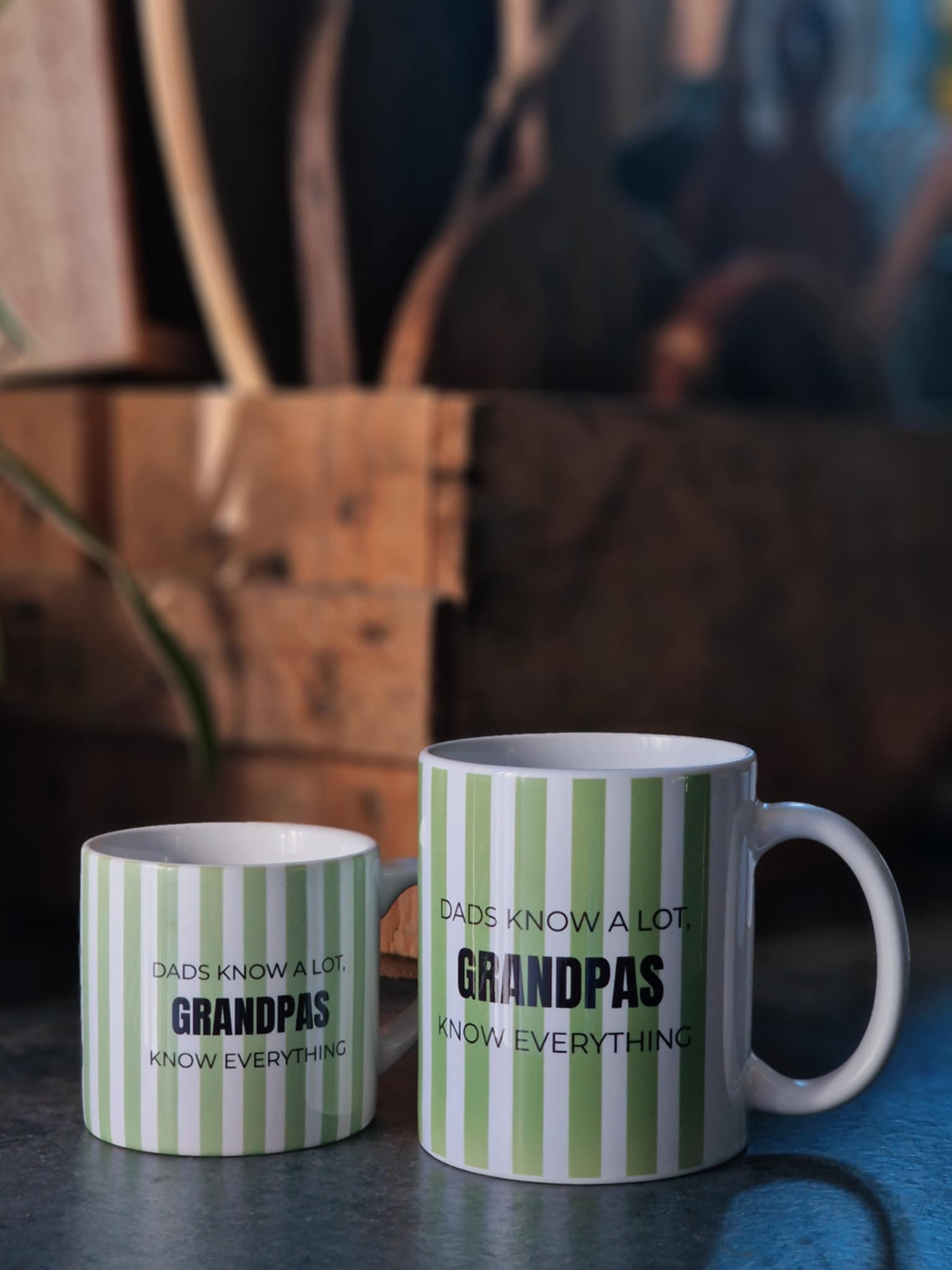 Mugg - "Dads know a lot, grandpas know everthing", randig (liten)