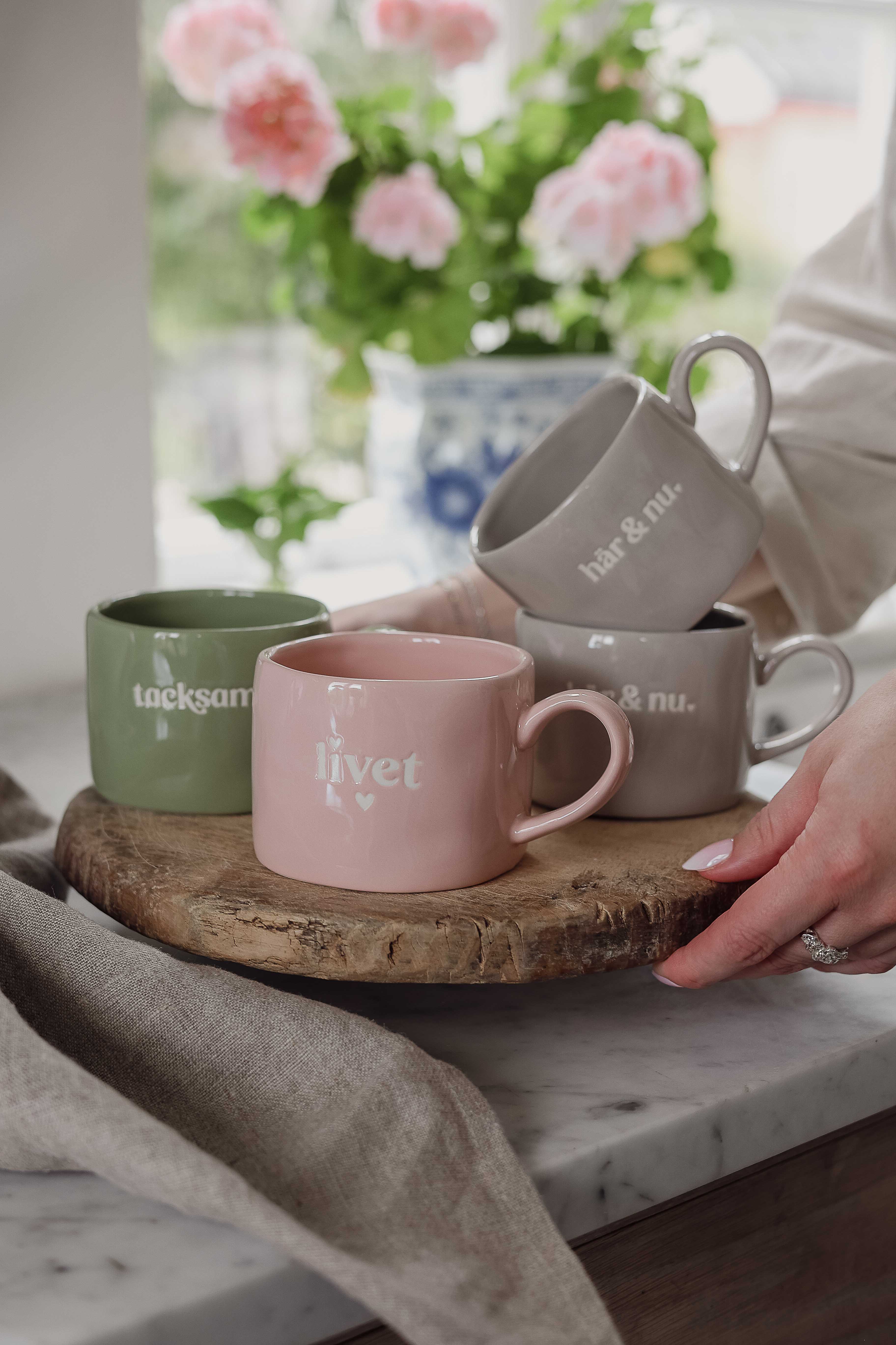 Mug Här & Nu grey - Majas Cottage