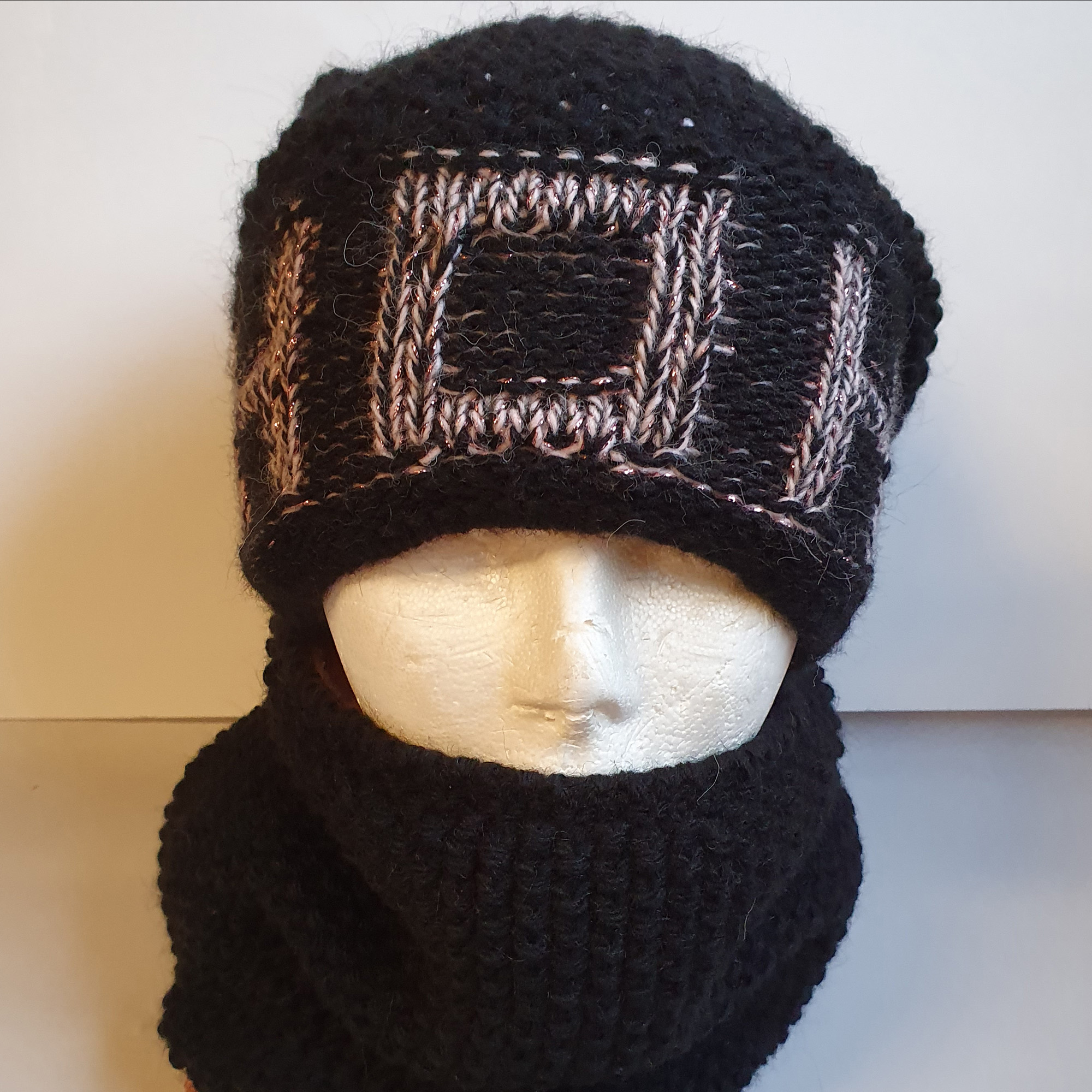 HOH HUG ME NECKWARMER - Musta  - 2
