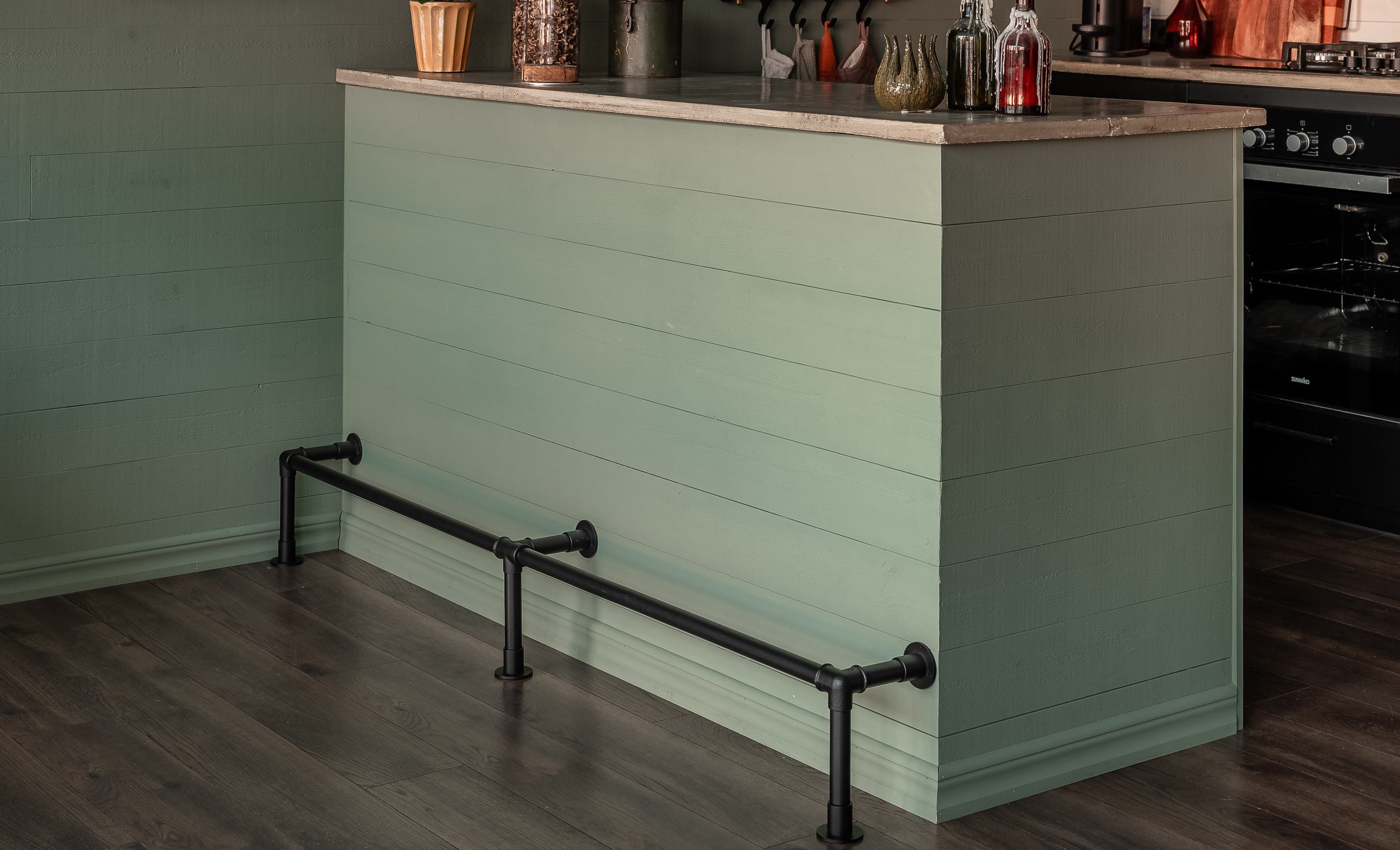 Fotstöd till både kök & bar 