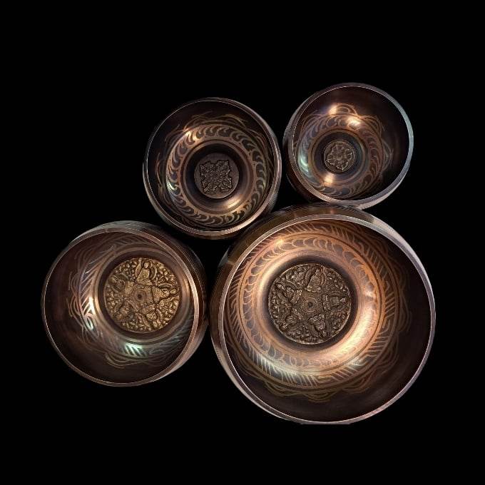 Tibetanska klangskålar -Singing Bowls med kudde och mörk skinnklädd slagpinne - 3