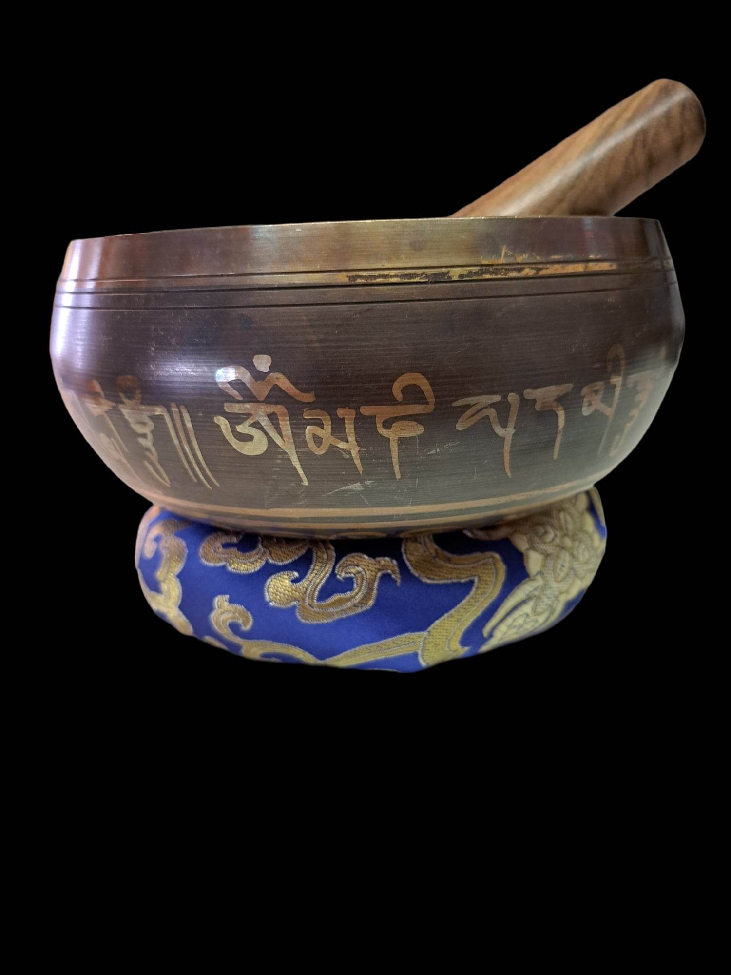 Tibetanska klangskålar -Singing Bowls med kudde och mörk skinnklädd slagpinne - 4