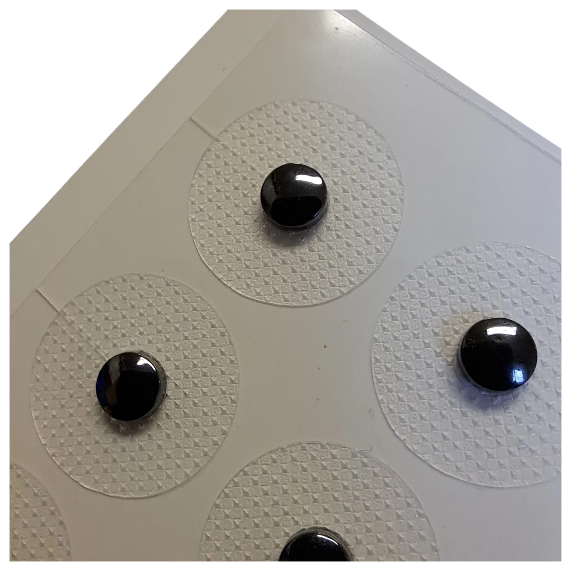 Magnetiska Kulplåster för kroppsakupressur, 800 gauss,  10 st, Non Plated på ett genomskinligt plåster - 3