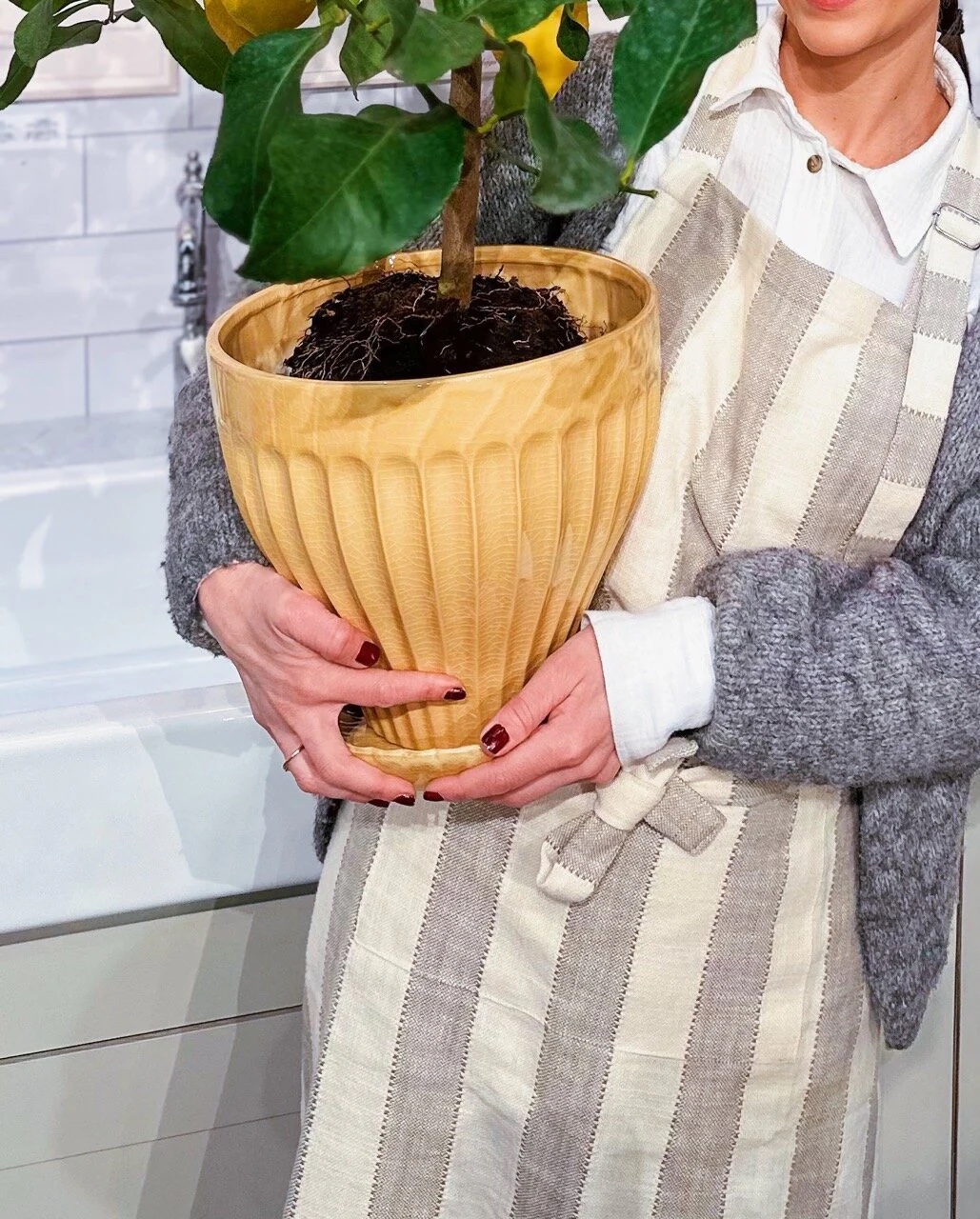 Kruka ANNA med reliefmönster & fat – Gul Stor Ø:25cm H:23cm - 3