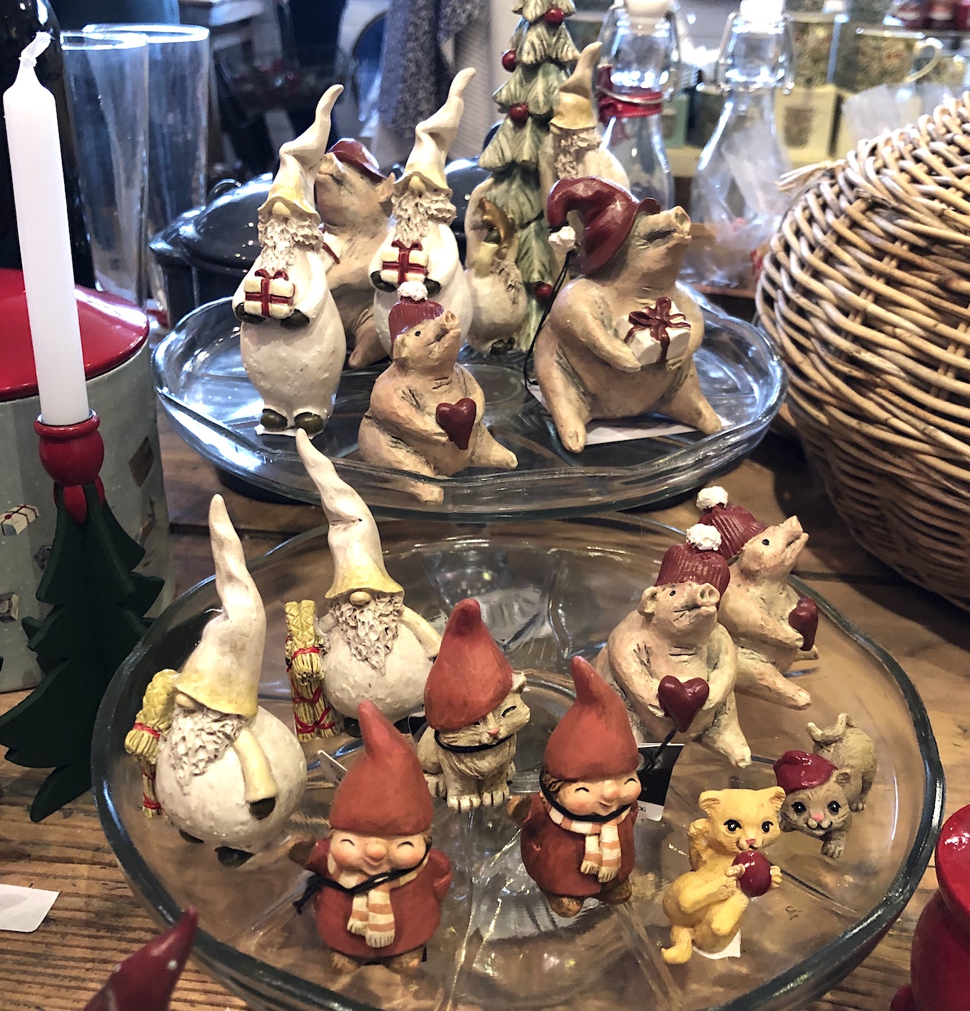 Julgris med paket – Handmålad H:7,5cm - 2