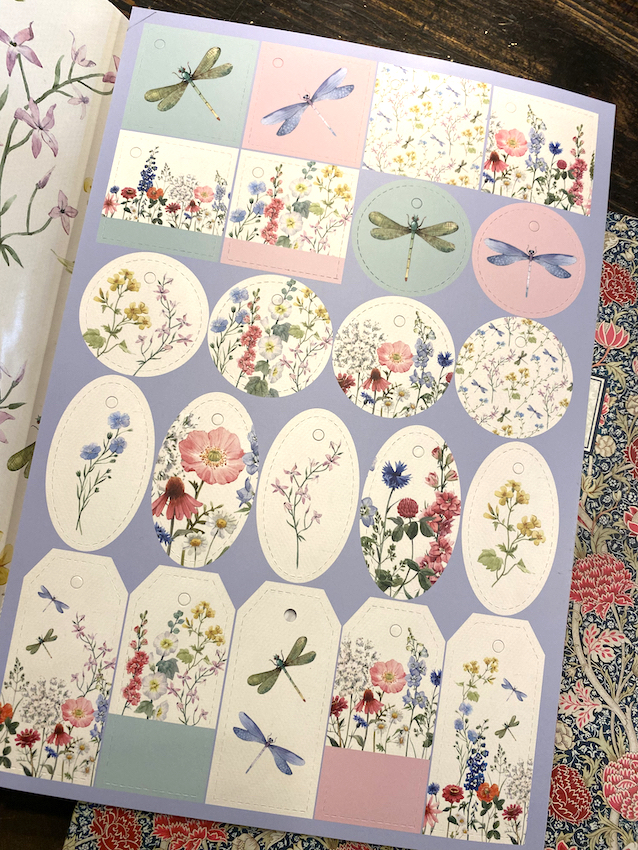 Bok med presentpapper – Fem blommönster WILD HARMONY, 10 ark á 50x70cm - 4