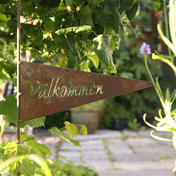 Vimpel i rostig plåt med text "VÄLKOMMEN" H:100cm