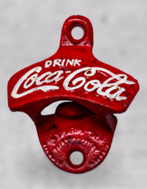Kapsylöppnare för väggmontage i järn "Drink Coca-Cola"