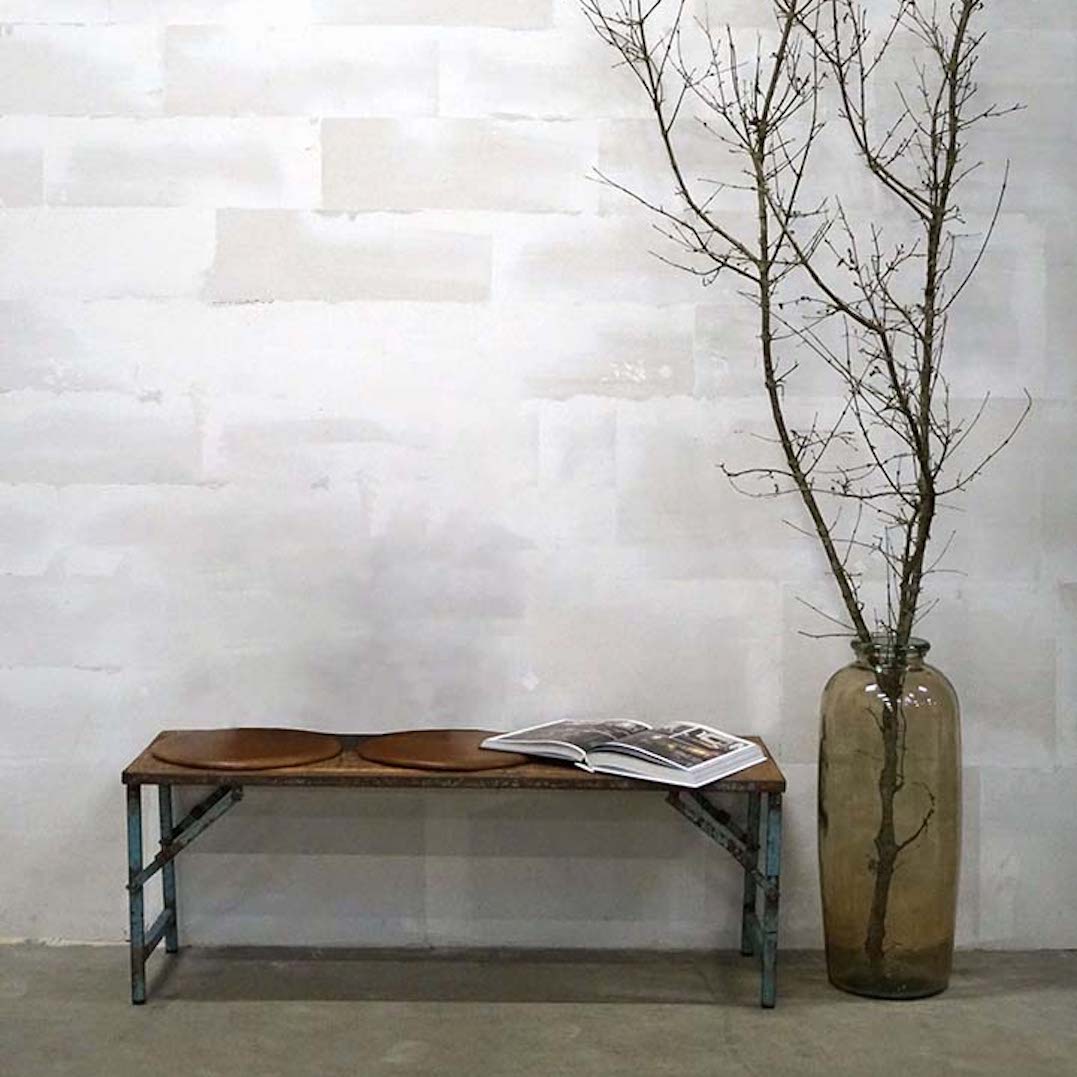 Bänk av återvunnet trä med fällbara ben L:129cm H:47cm
