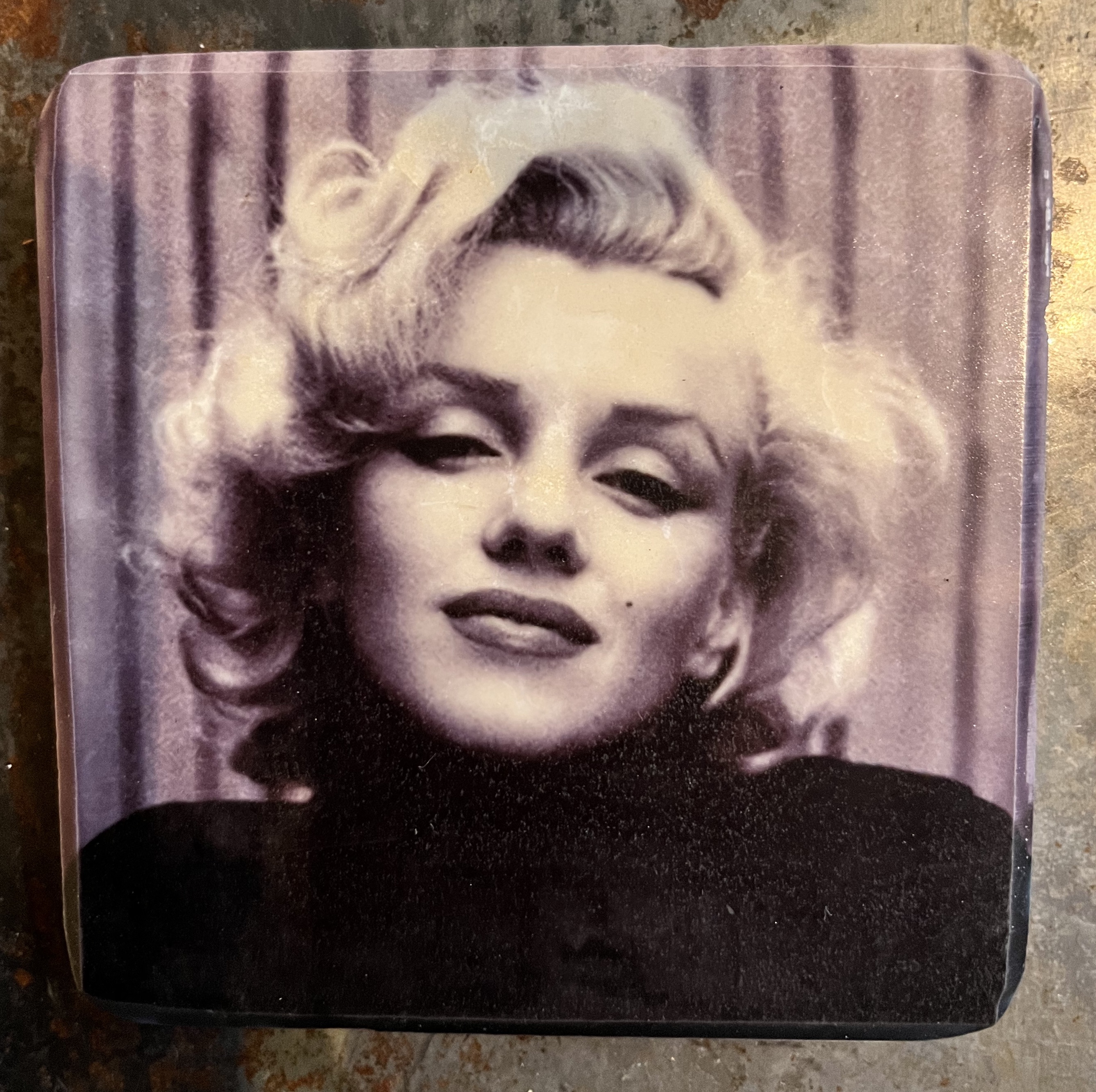 Glasunderlägg – Marilyn Monroe i svart polo