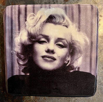 Glasunderlägg – Marilyn Monroe i svart polo