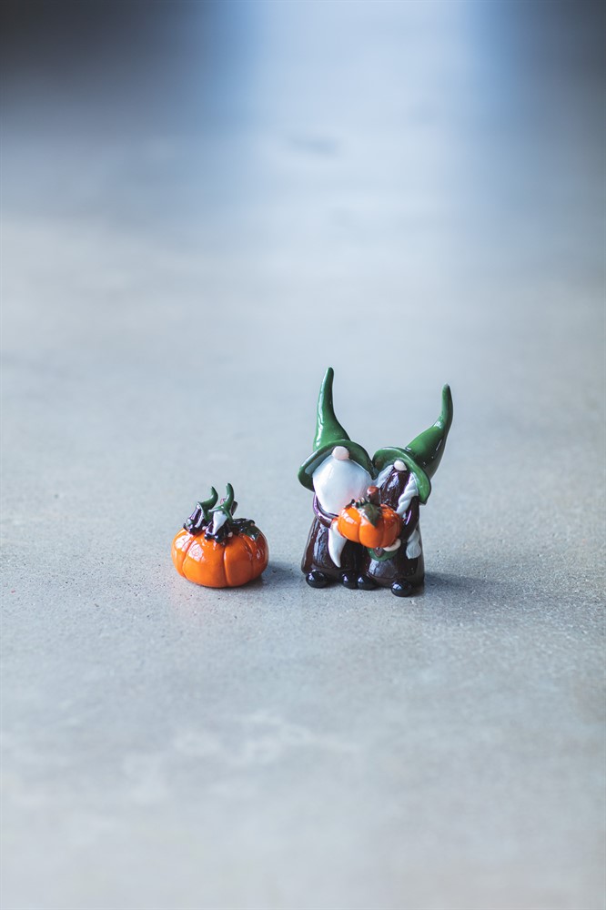 Mini-Nissar pustar ut på pumpa H:5cm