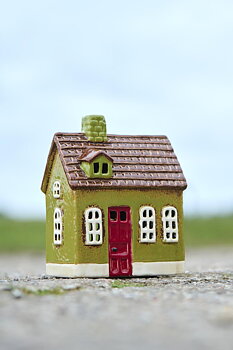 Ljuslykta i stengods – Townhouse med röd dörr H:16,5cm