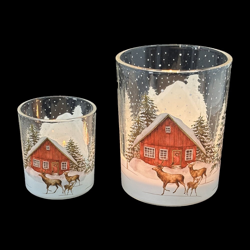 Ljuslykta i glas – Hjortar framför stuga stor H:12,5cm - 2