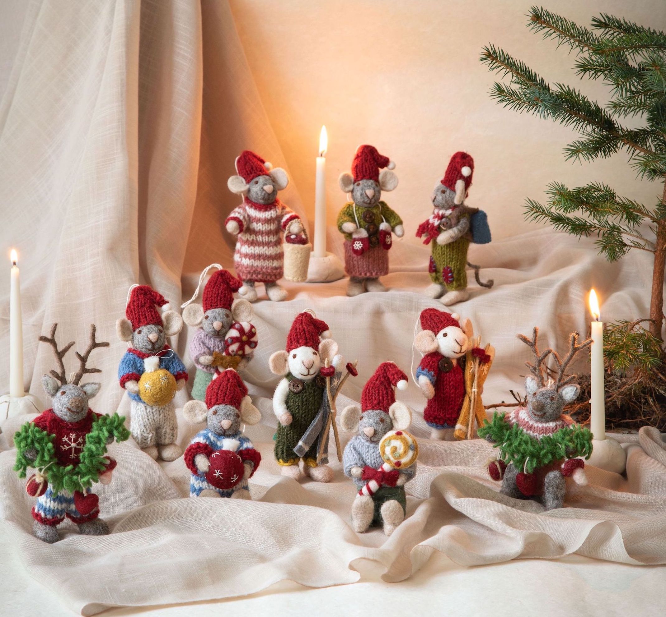 Tovad ullmusflicka med klänning & skidor Fair Trade 12cm - 2