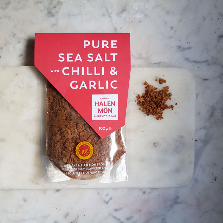 HAVSSALT MED CHILLI & VITLÖK – Halen Môn Pure Sea Salt Chilli & Garlic 100g - 3