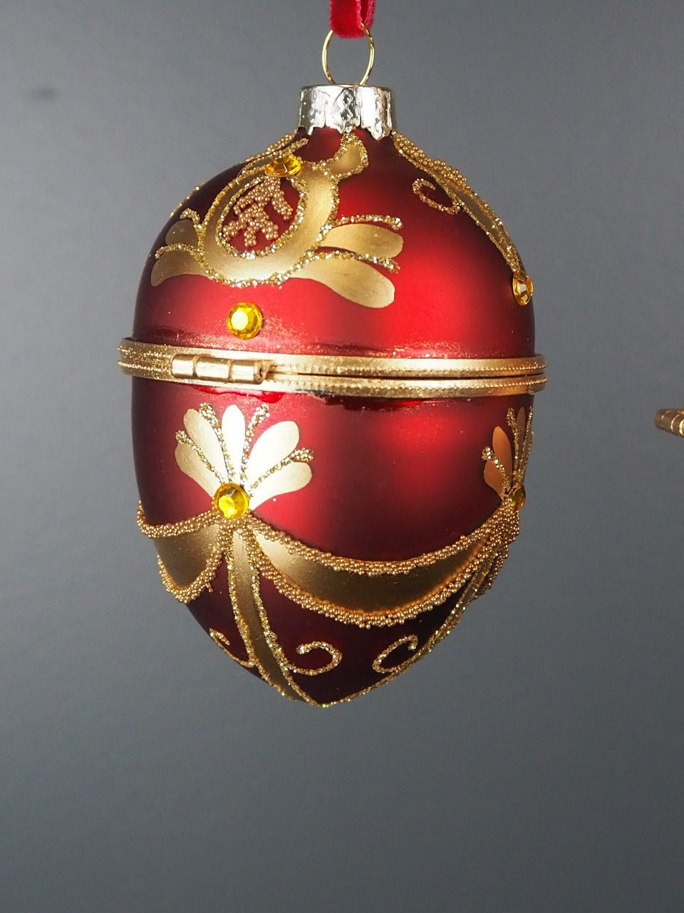 Julkula GLASS EGG – röd glaskula med guldglitter, går att öppna 6x6x9,5cm - 2