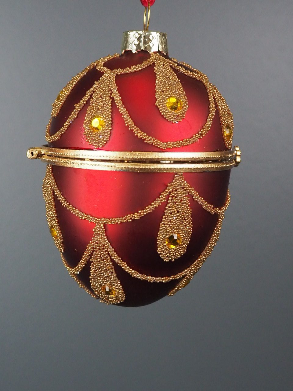 Julkula GLASS EGG – röd glaskula med guldglitter, går att öppna 6x6x9,5cm - 4