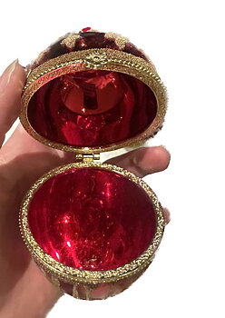 Julkula GLASS EGG – röd glaskula med guldglitter, går att öppna 8,5cm med ask