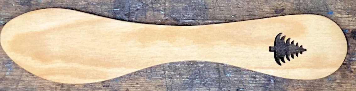 Smörkniv i oljad björk med utskuren figur – GRAN 15cm