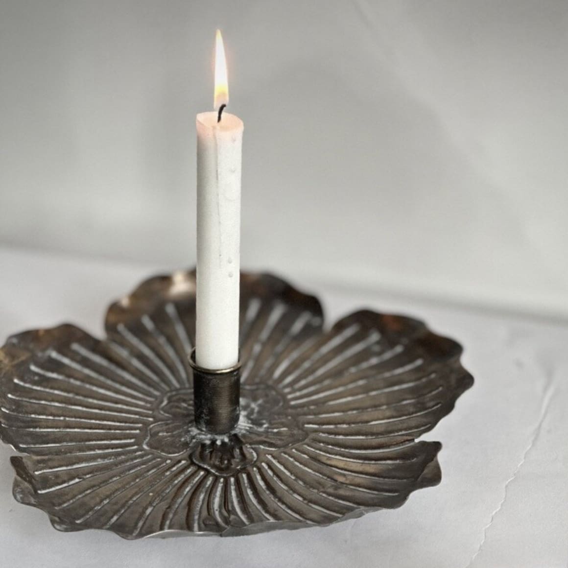 Ljusstake JUNA i metall antik mässing Large Ø26,5cm H5,5cm