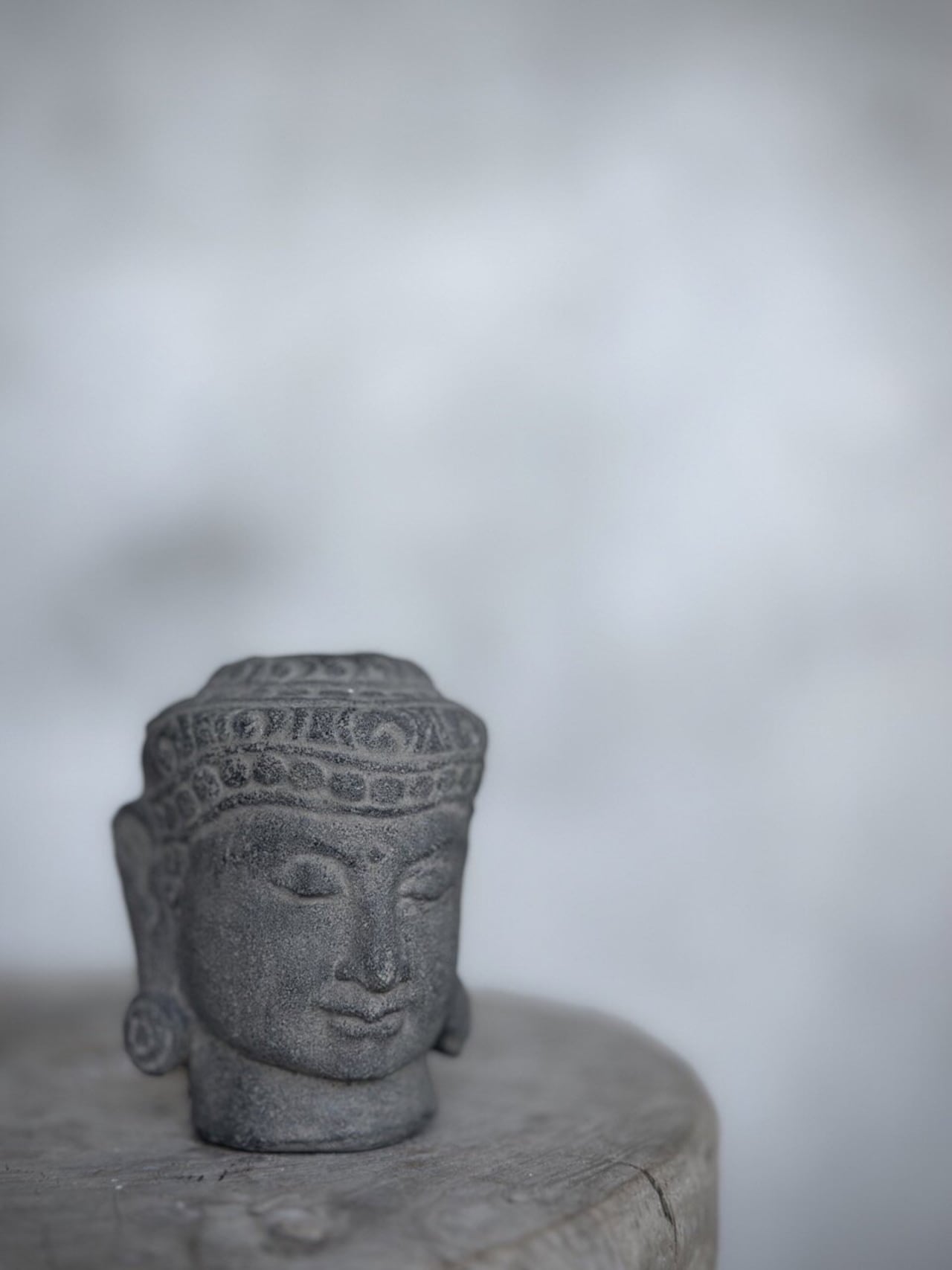 Ljushållare BUDDHA YONO i sten – Grå med ring i örat  Ø8cm H9,5cm - 7