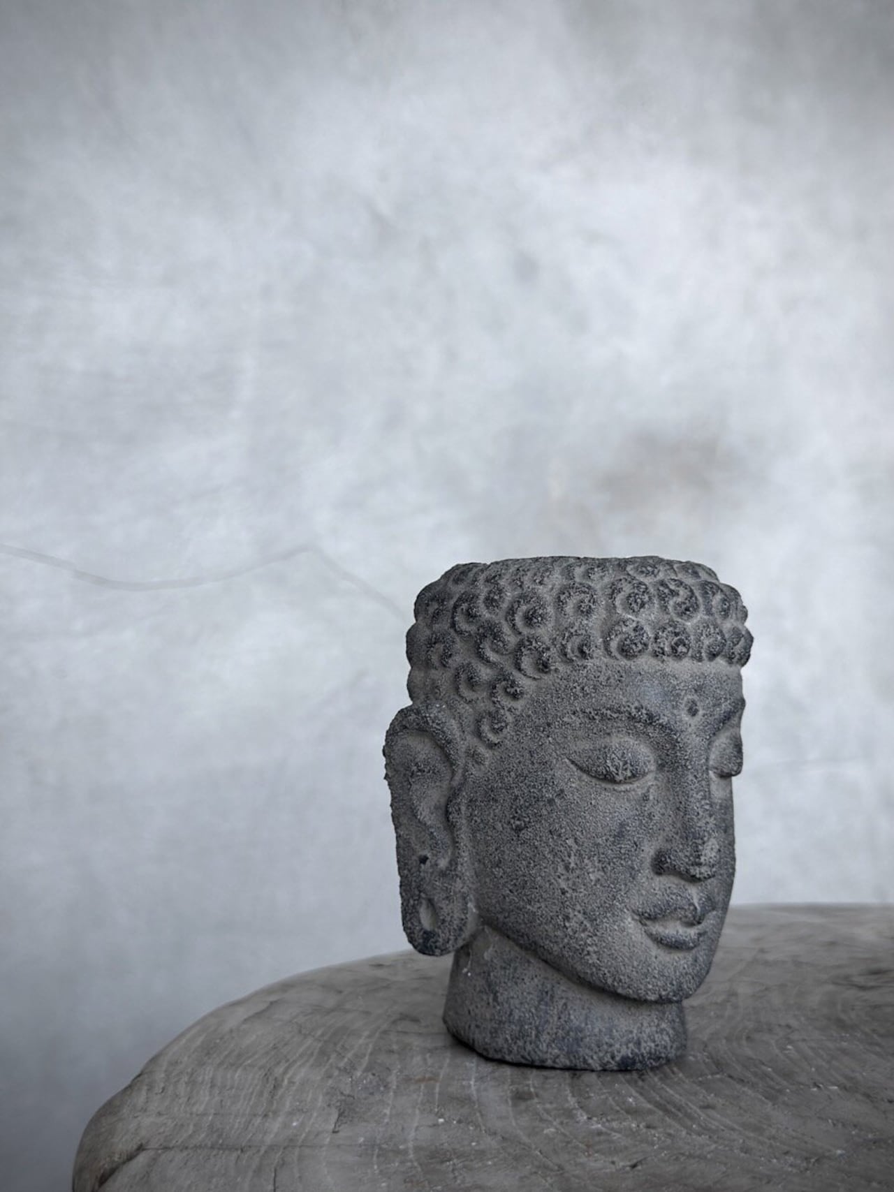 Ljushållare BUDDHA YONO i sten – Grå med krull Ø8cm H9,5cm - 4