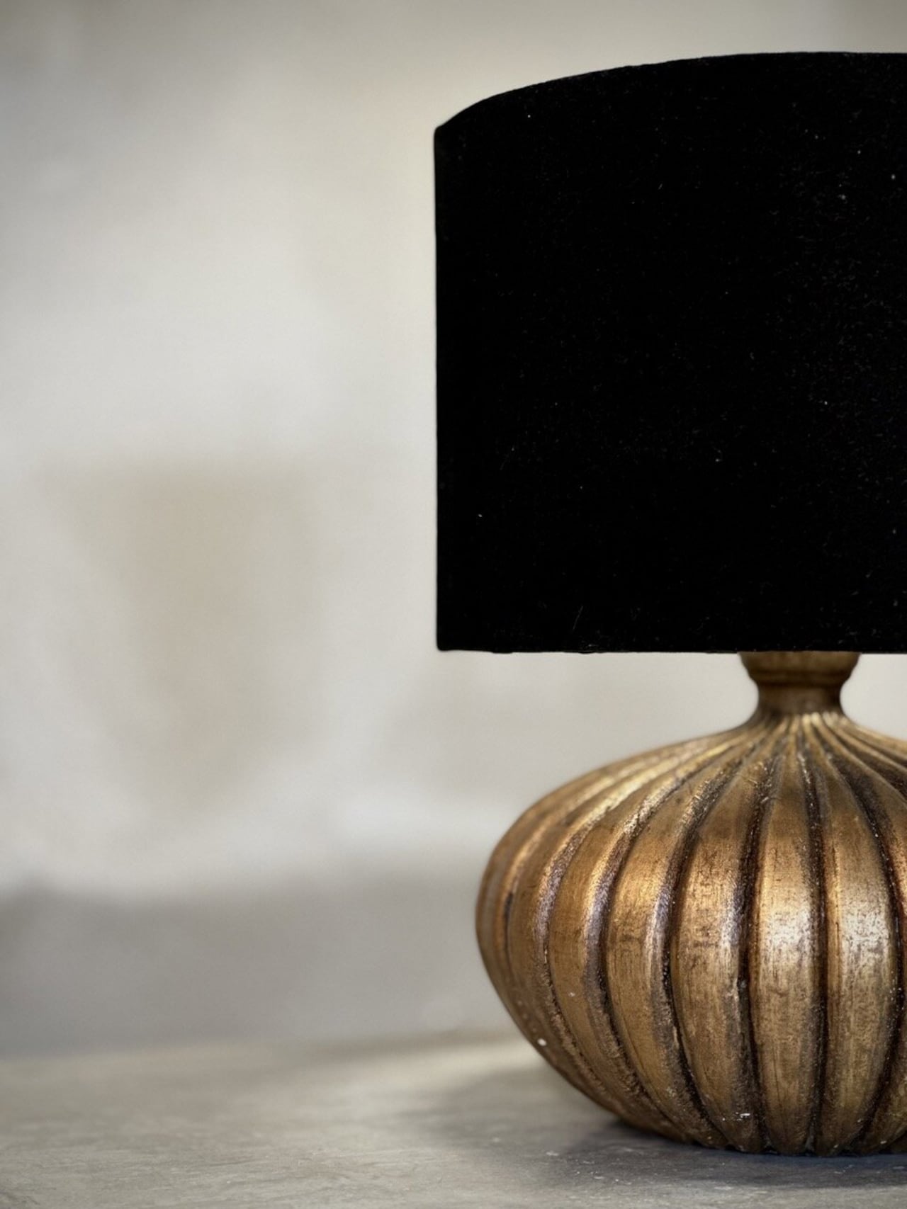 Bordslampa INDAH i mango med svart skärm i sammet Ø23x18 l Ø25x18 - 3