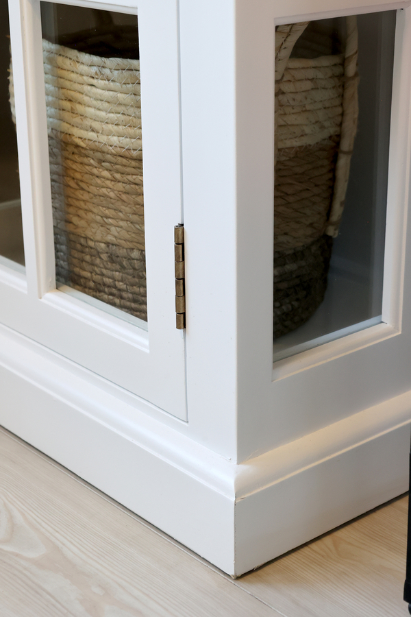 Sideboard, vitrinskänk med spröjsade glasdörrar och hyllor, vit - 4