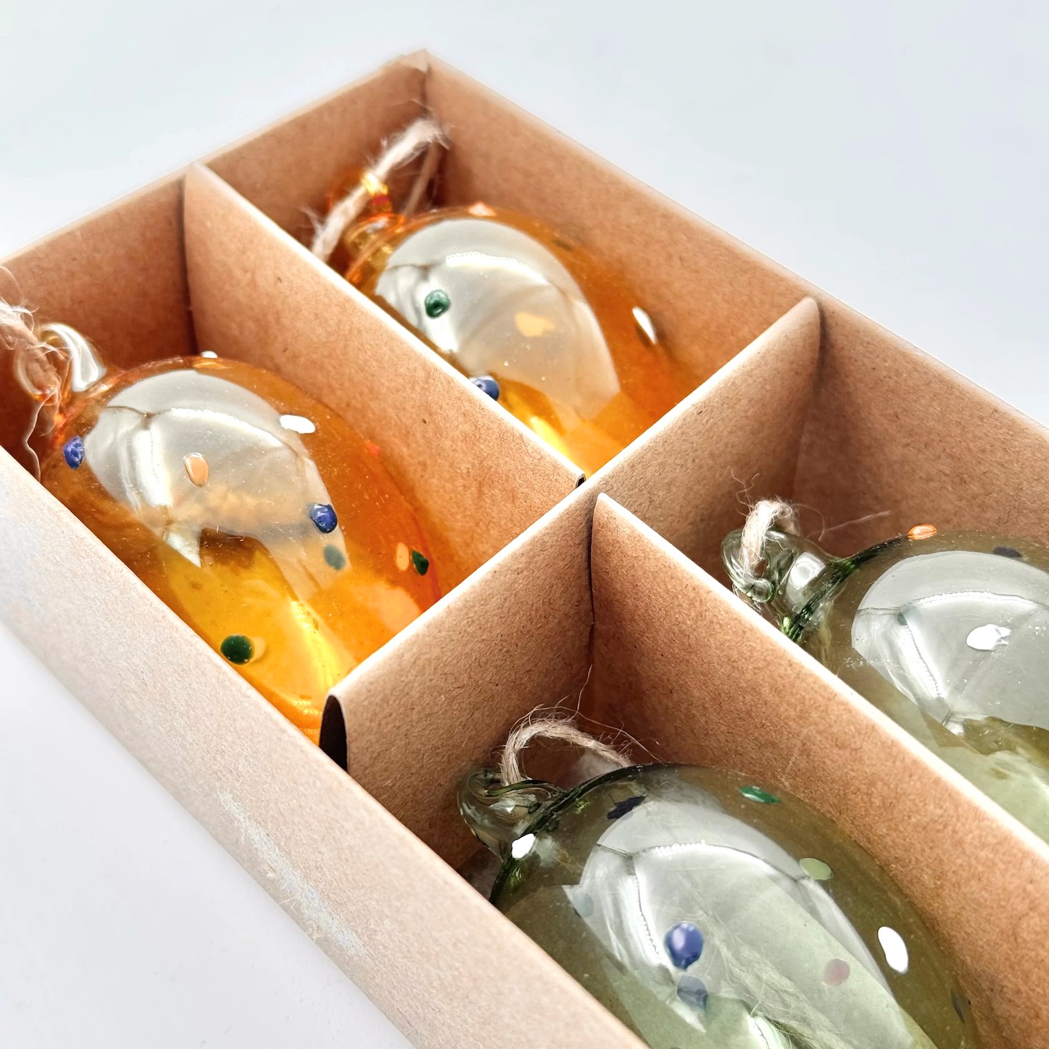 Munblåsta ägg av glas – Gula & gröna med prickar 4-pack - 3