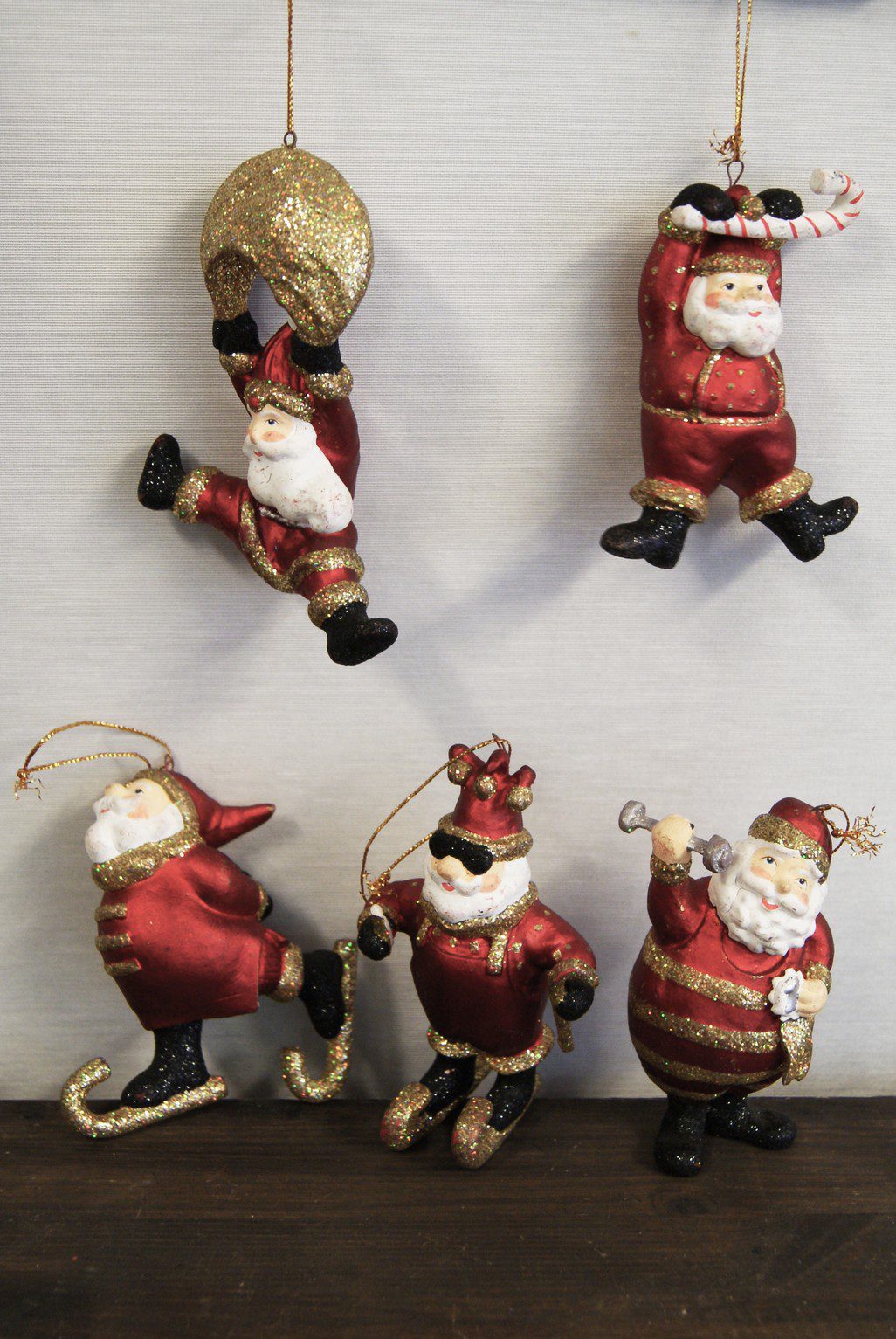 Julkula FUN SANTA – Tomte "in action" med glitter & hänge 10cm pris/st