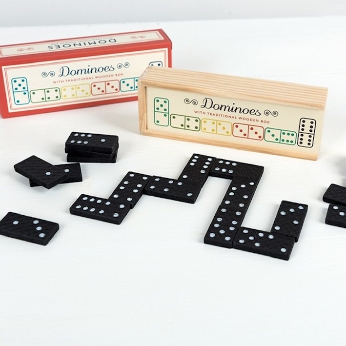 Spelet Domino i fin retro träask