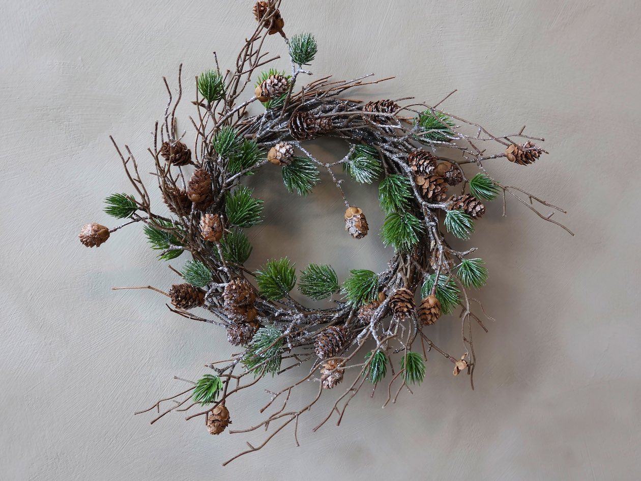 Krans FLEUR med cederträ & kottar Ø:40cm