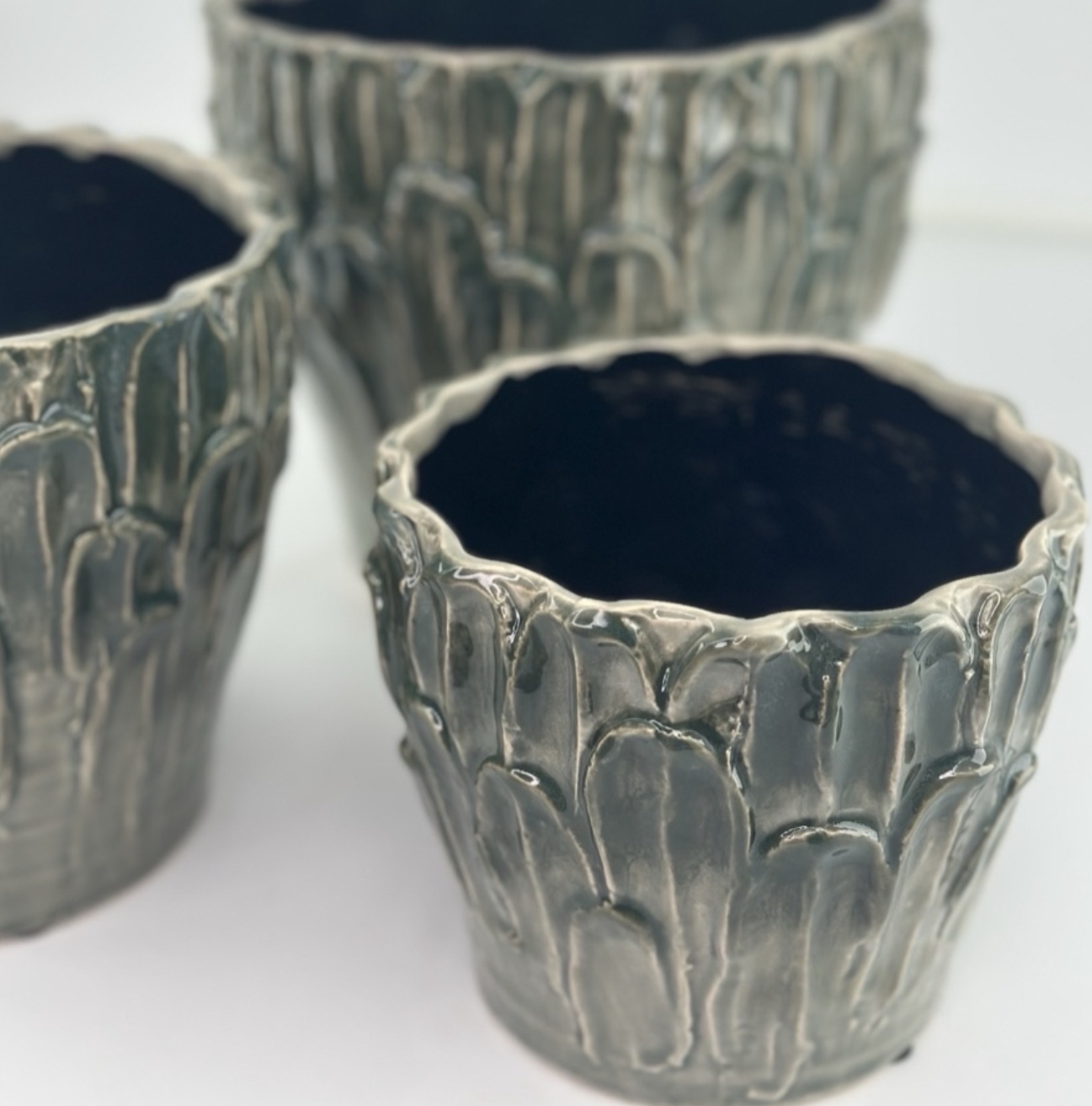 Kruka Leaf,  med bladmönster i stengods med  unik färgfinish  i grönt 12 cm – Miljögården - 4