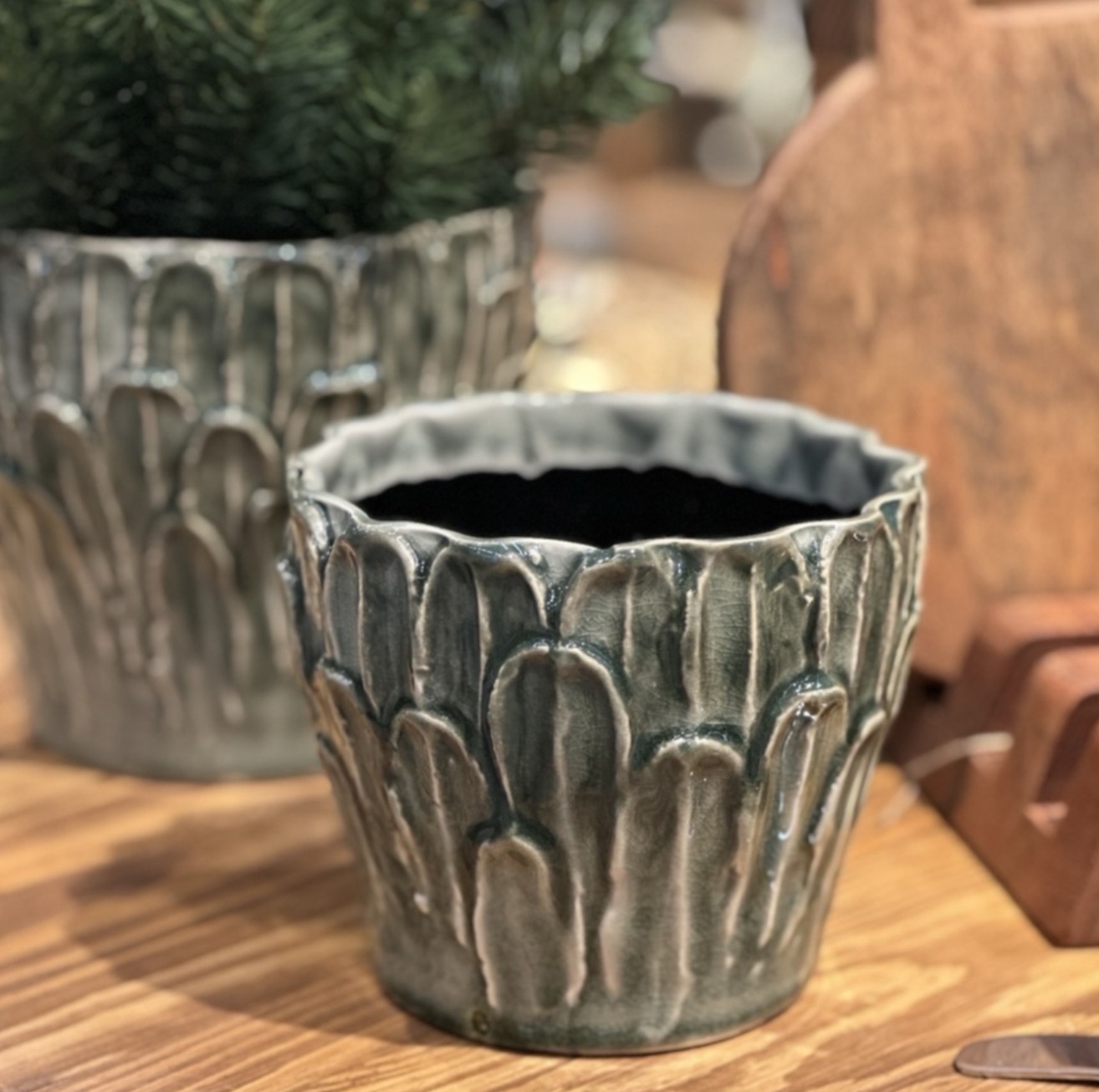 Kruka Leaf,  med bladmönster i stengods med  unik färgfinish  i grönt 12 cm – Miljögården - 5