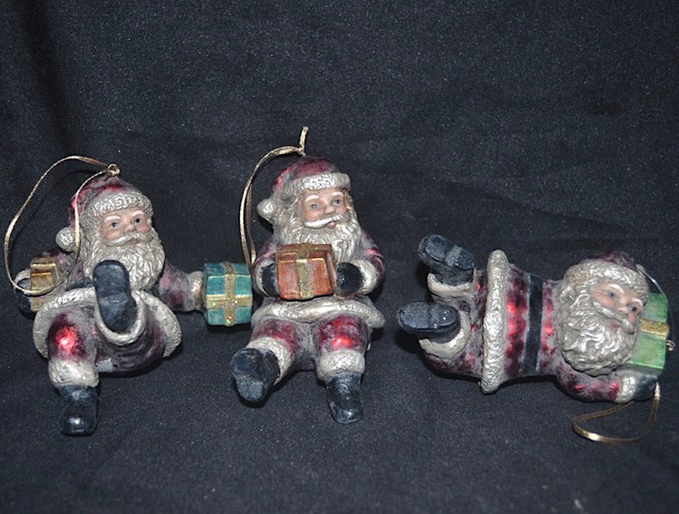 Tomte med paket, hängande H:10-12cm pris/st