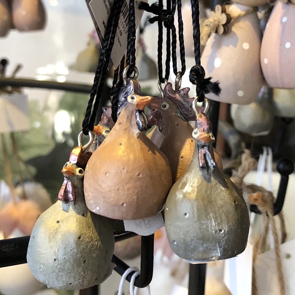 Höna m hänge – olika terracotta & grå färger H:4cm Pris/st - 2