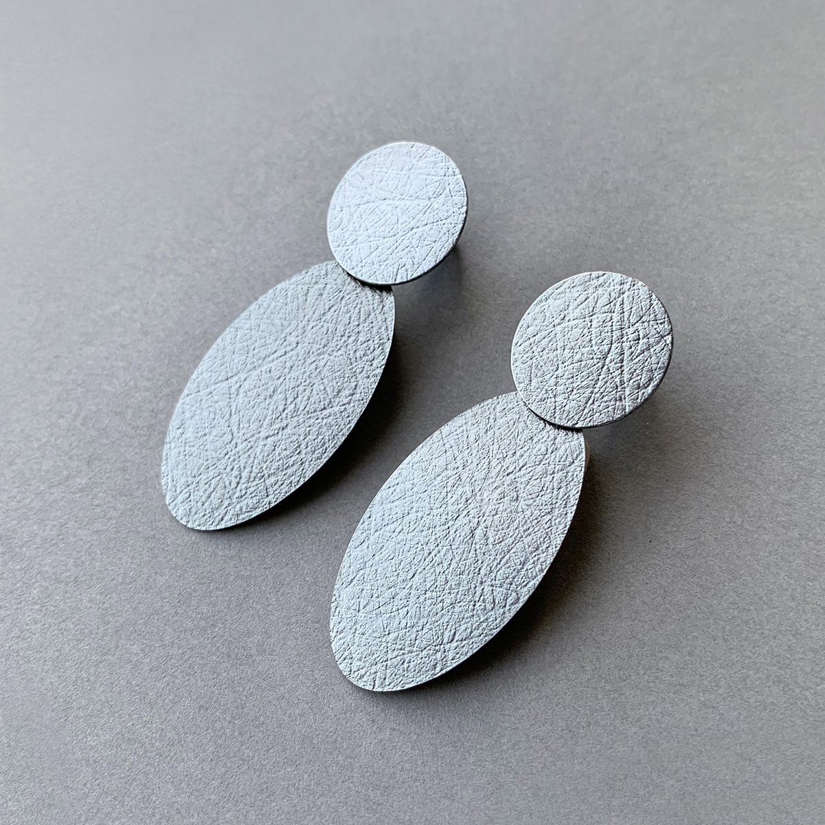 Ohrschmuck mit beweglichem Teil
