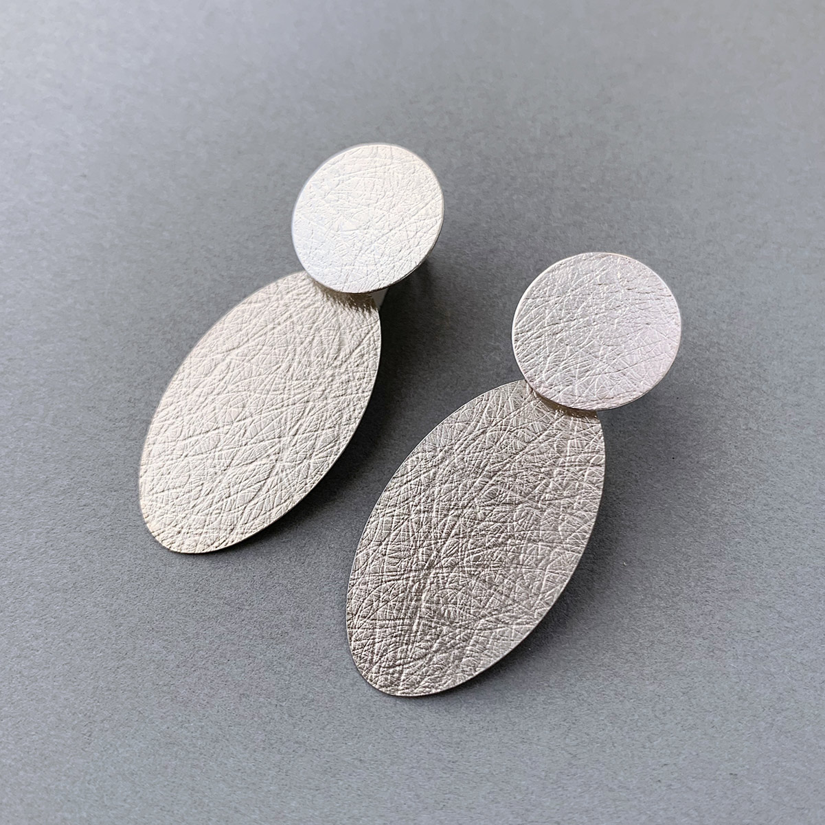 Ohrschmuck mit beweglichem Teil