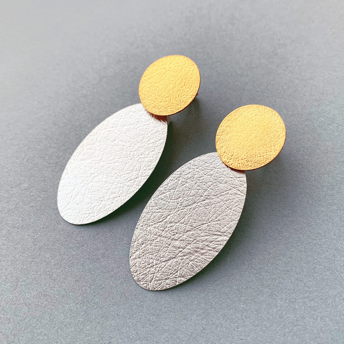 Ohrschmuck mit beweglichem Teil