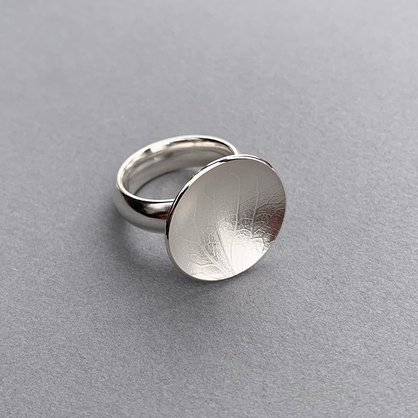 Ring med präglat blad