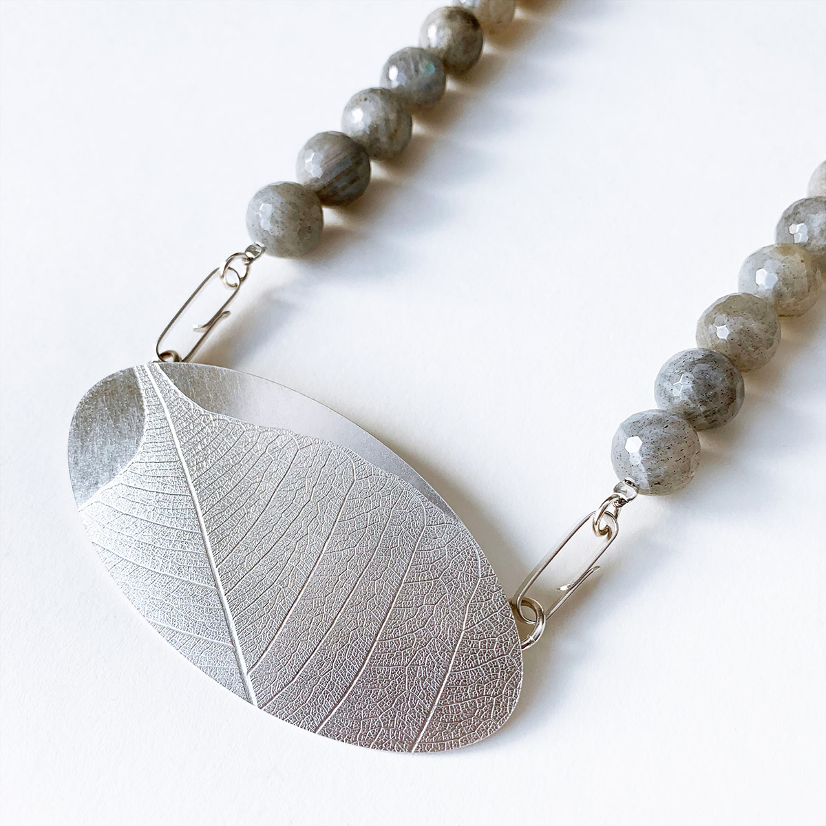 Halssmycke präglat bladmönster