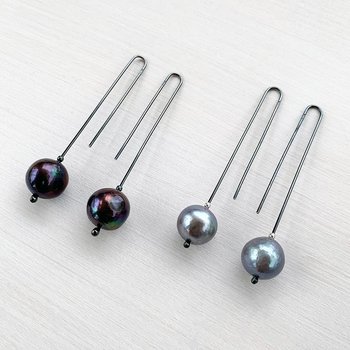 Örhänge med pärla oxiderat silver
