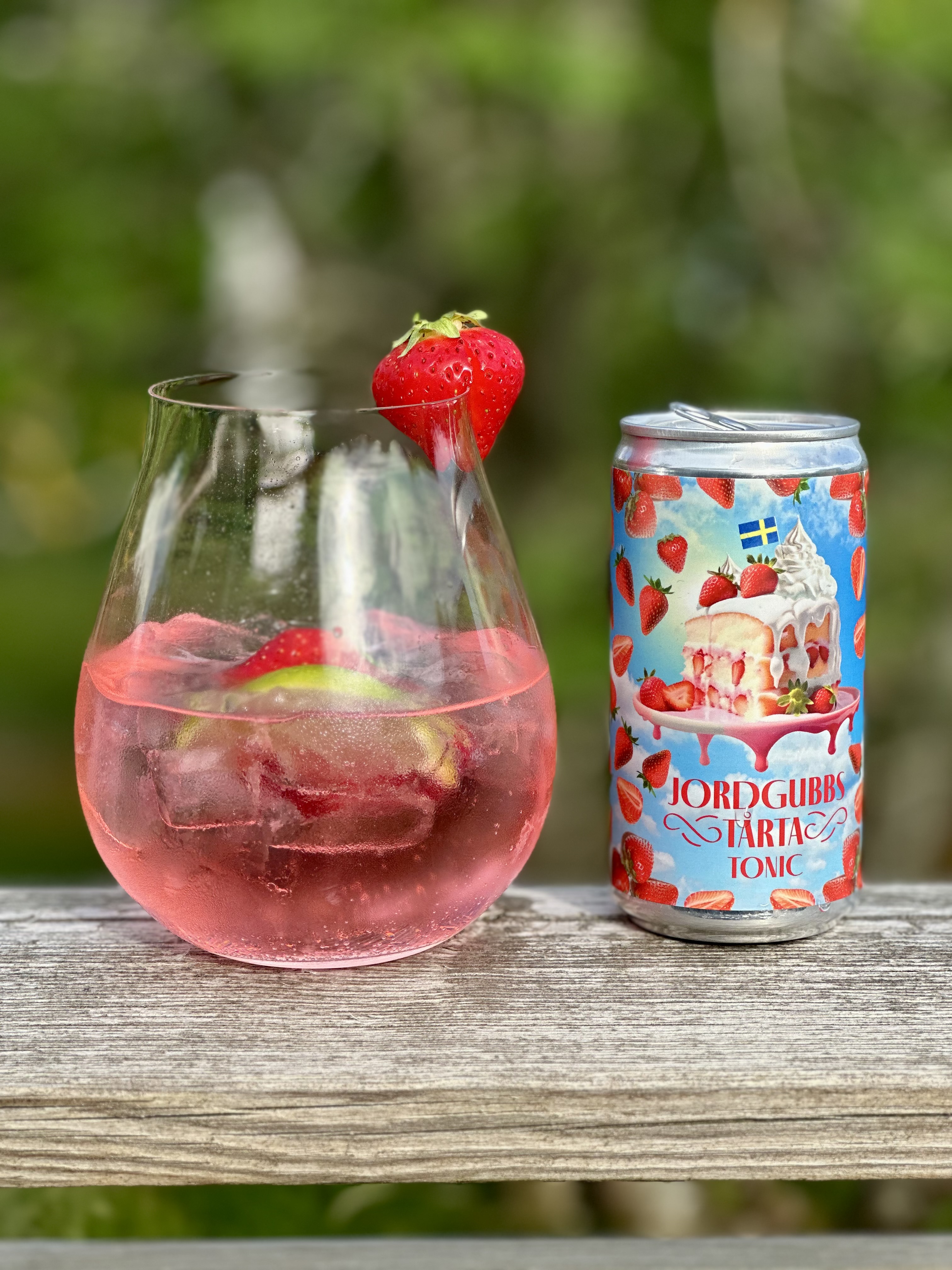 Gin & Tonic med jordgubbstårta-tonic