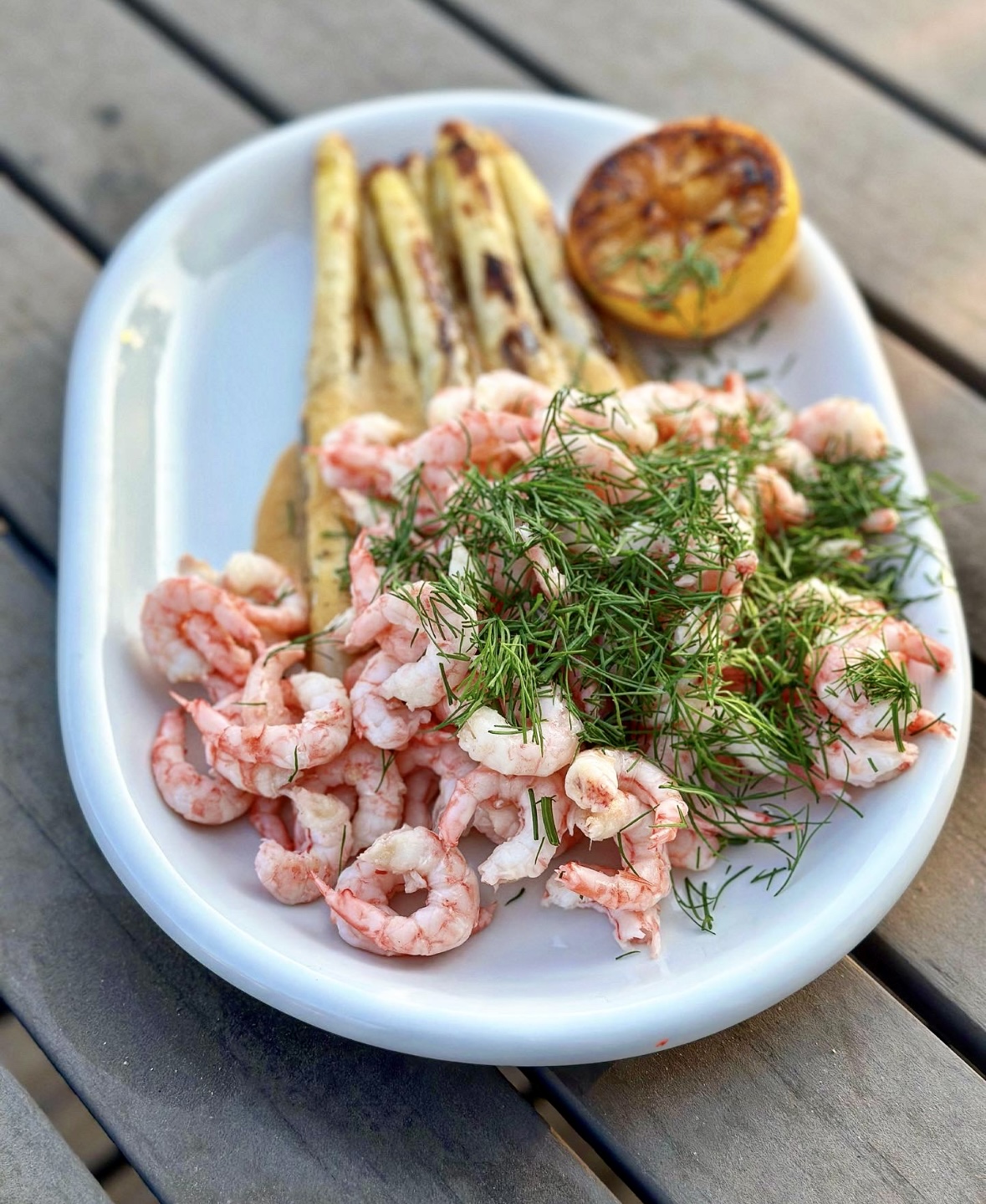 Grillad sparris med brynt hollandaisesås och räkor