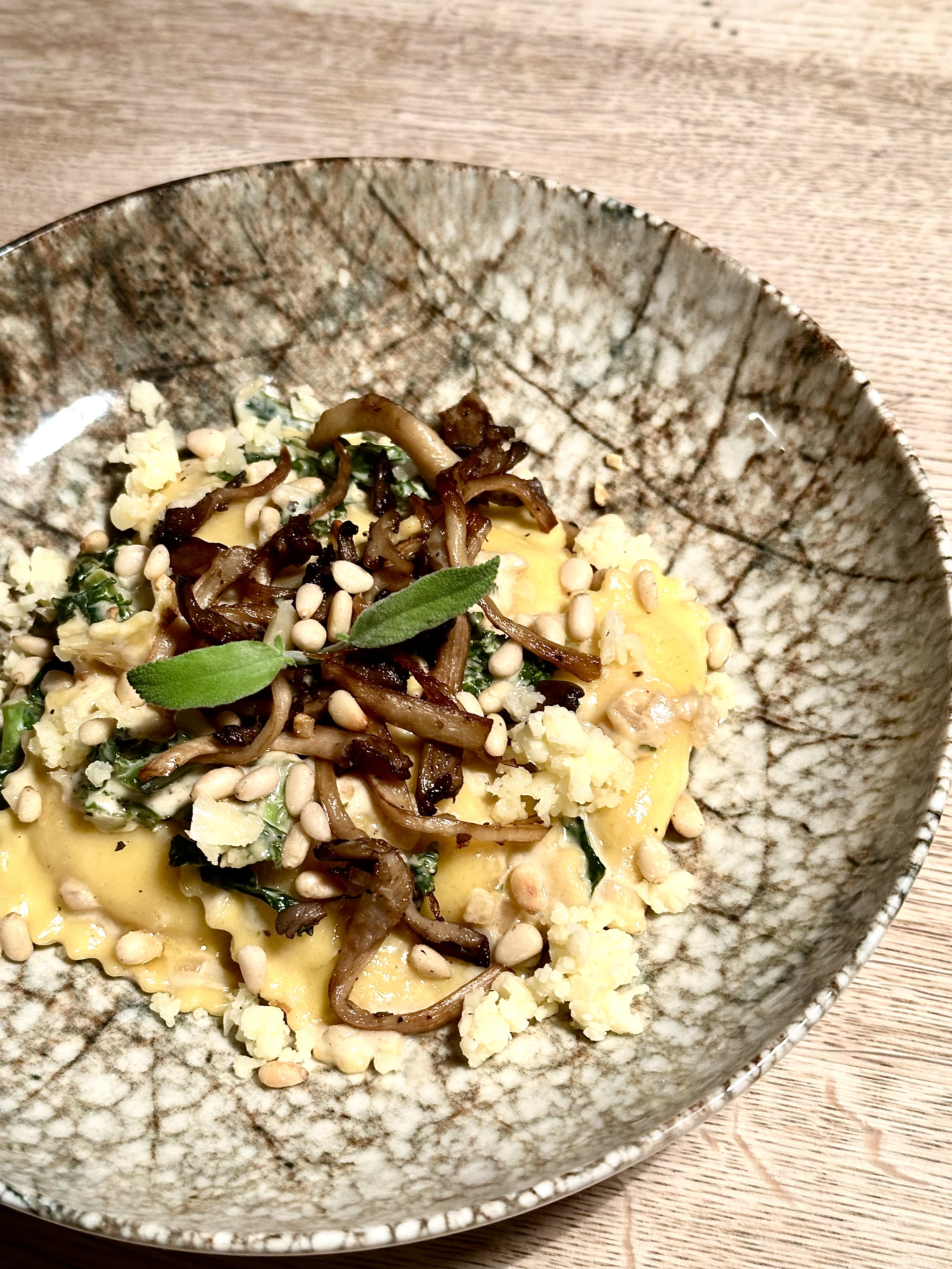 Ravioli med grönkål, krispig ostronskivling & brynt salviasmör