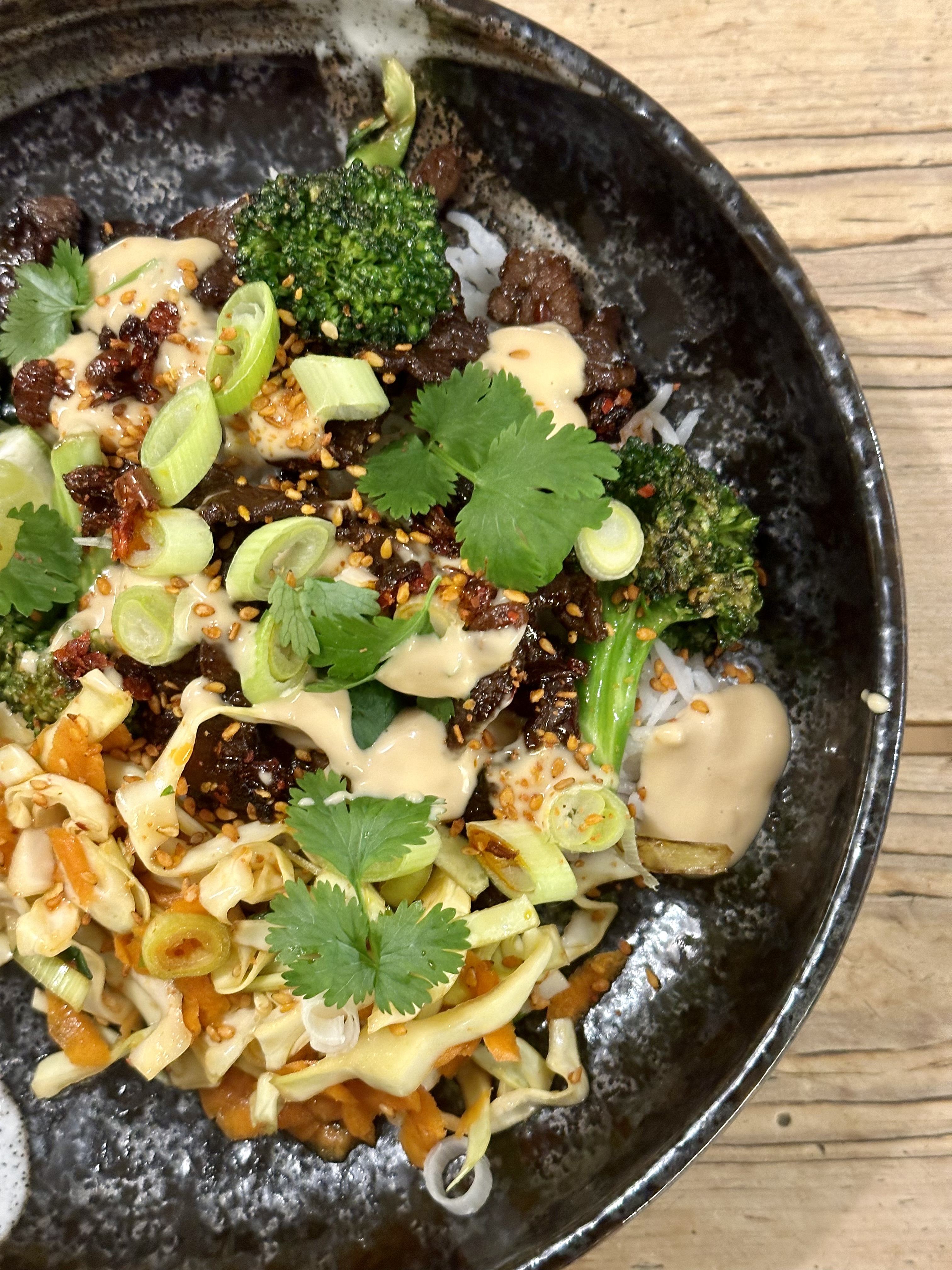 Yakinuki med syrlig kålsallad, sesamstekt broccoli och sojamajo
